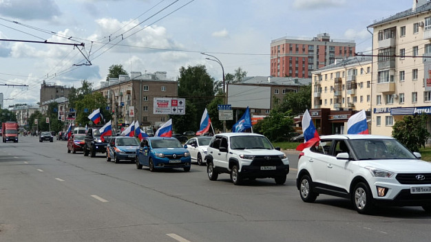 Колонна из ста машин проехала по улицам Иванова в День России